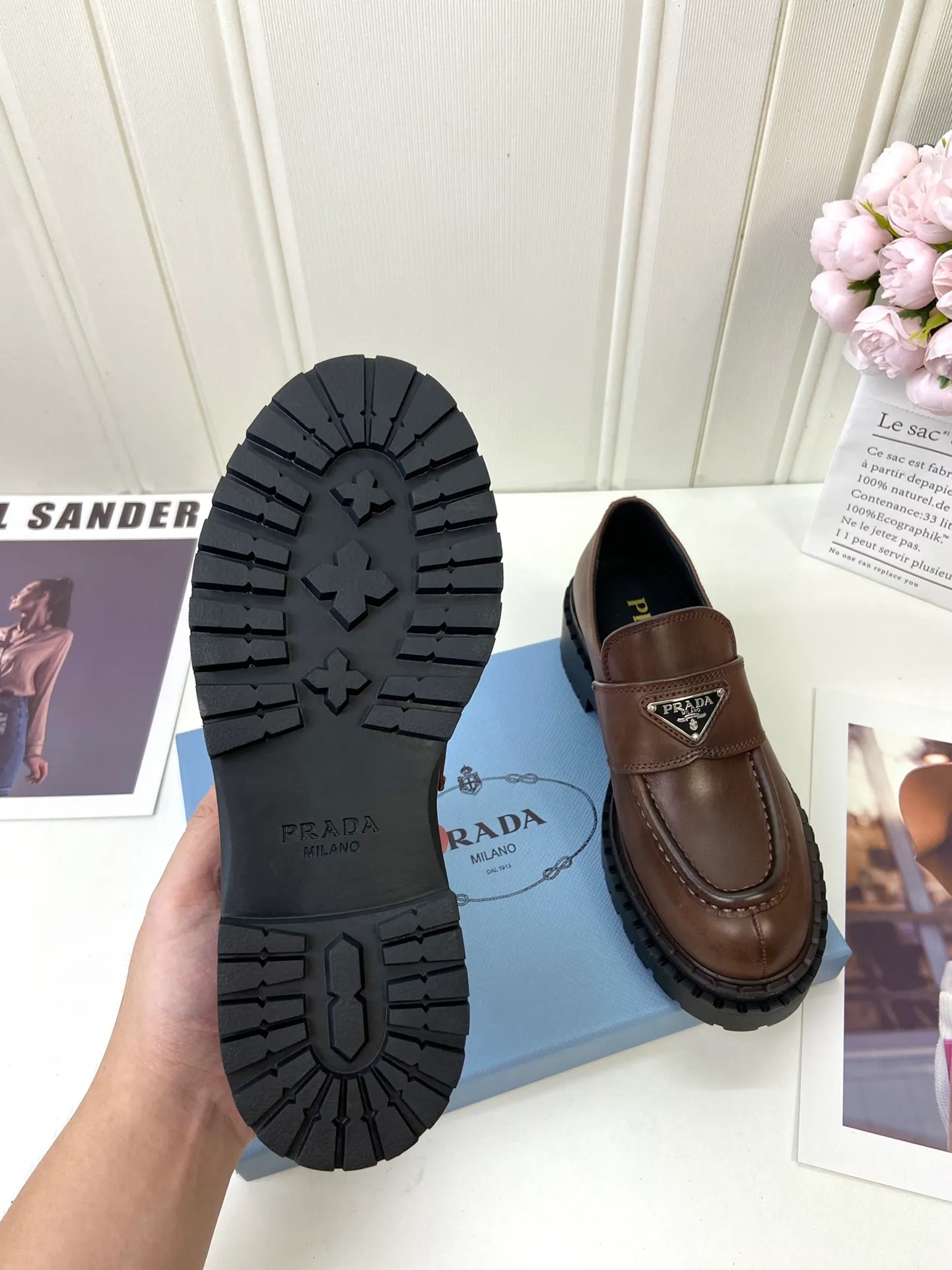 👟👟Ex-factory price 520👟👟 🔥🔥✨Prada* 2024WA new autumn and winter thick-soled loafers👟 These leather loafers use thick soles, craftsmanship details and contemporary elements add vitality, interpreting classics in a new fashion language. Enamel-coated triangular metal logo with a height of 55 mm makes its debut 🌟 Recommended by major bloggers on Xiaohongshu, developed 1-1 to highlight classic charm. Cowhide lining TPU outsole ➕ genuine leather edge bar Code number: 35 to 41 (40-41 customized, non-refundable)